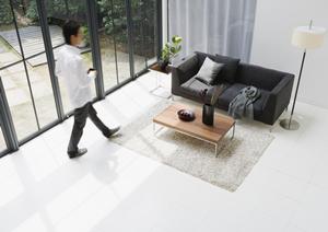 無垢な一枚板を使って机を作ります